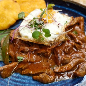 Steak a caballo con changa rellena de queso