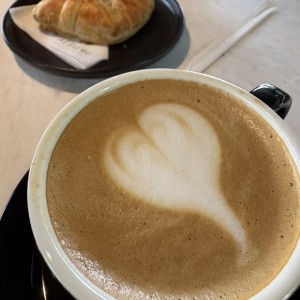 Capuccino y empanada de papas