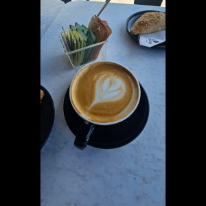 Capuchino y Empanada de Carne Desmechada