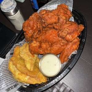 Buffalo wings con patacones
