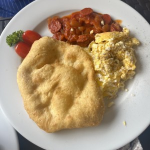 Hojaldre con salchicha guisada