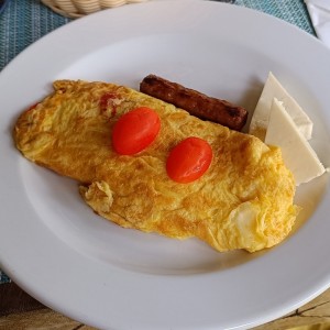 Omelette con vegetales, queso y salchicha 