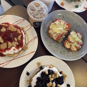 Pancakes de fresa, pancakes de blueberry, latte, bruscheta 