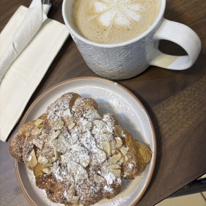 Dulces - Croissant De Almendras y latte 