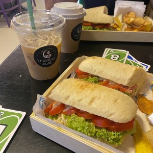 Emparedado de pollo caprese con iced caramel latte
