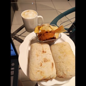 Panini italiano con Chai latte