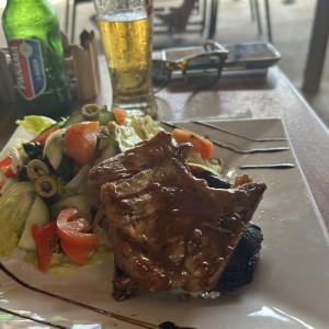 Comida del dia - Chuletas (mi amiga pidio con ensalada y le complacieron)🏅