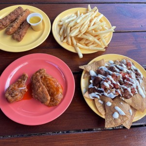 Chicken fingers, papitas, buffalo wings y nachos