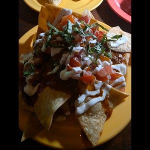 Nachos con chili con Carne,pico de gallo y crema agria