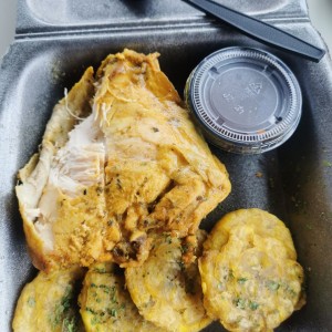 Pollo guisado con patacones 