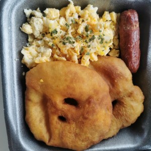 Huevos revueltos, chorizo y hojaldres