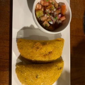 Empanaditas de maiz con pico de gallo