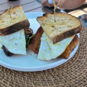 MILANESA DE TERNERA CON HUEVO FRITO