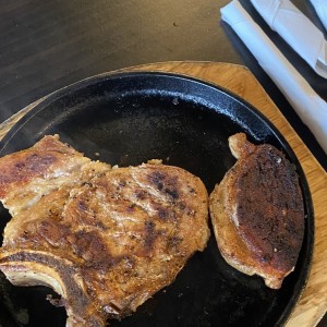 CHULETA FRESCA DE 12 OZ A LA PARRILLA