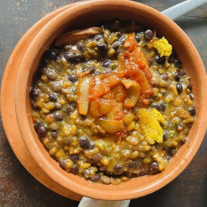 Guacho de frijoles con rabito de puerco