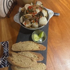 Almejas al ajillo
