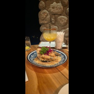 Langostinos al Coco y Sriracha con Arroz negro