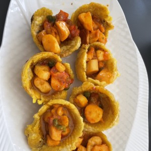Canastas de patacones con pulpo