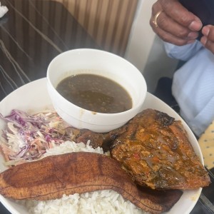 Comida con pollo guisado 
