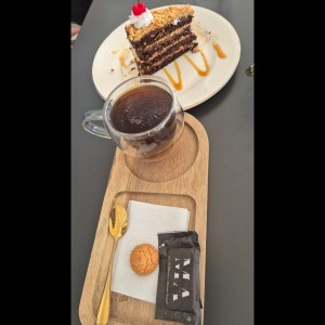 cafe con un pastel de chocolate con crema de Wisky.