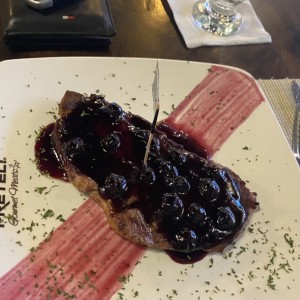 Corte de carne en salsa de blueberry?s