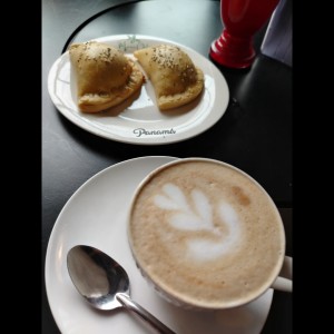 Empanadas de pollo y latte