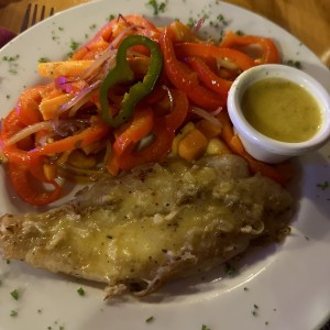 Filete de pescado al vapor con vegetales salteados