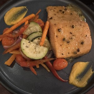 Filete de salmón en salsa maracuyá con vegetales 