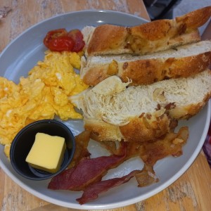 desayuno con pan de rosca, beicon y huevo