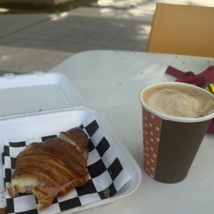 Croissant de jamon y queso