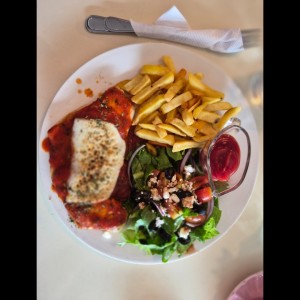 Pollo gratinado con papas y ensalada del día