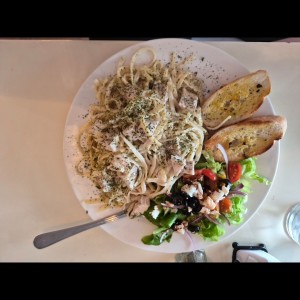 Pasta Alfredo con pan de ajo y ensalada del día
