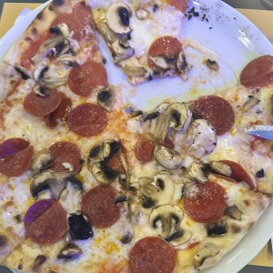 Pizza Pepperoni y hongas adicional