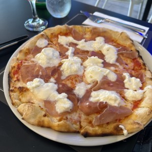 Pizza de jamon con burratina