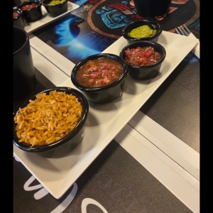 arroz, frijoles, guacamole, pico gallo