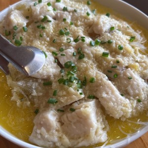Filete de pescado al vapor al ajillo 