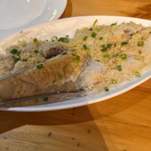 Pescado al vapor al ajillo 