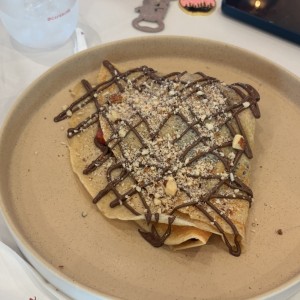 Crepe de crema de avellana, fresas y almendras