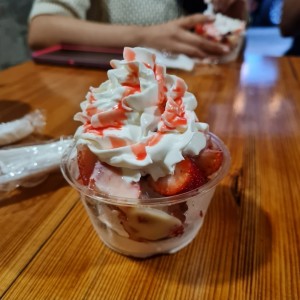 Fresas con crema y leche condensada