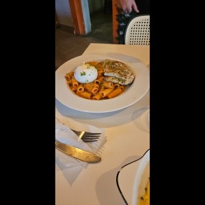 spicy vodka rigatoni e burrata con extra de pollo