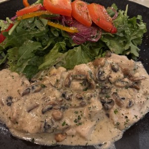 Corvina Tres Hongos con la ensalada 