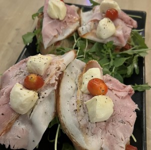Bruschettas con prosciutto cotto italiano