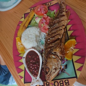 pescado entero con comida 