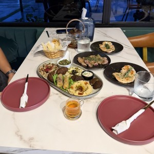 Bandeja Aziza?s - Carne h Pollo adicional.