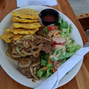 bistec encebollado