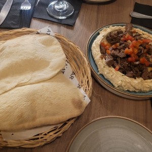 ENTRADAS - HUMMUS CON FILETE