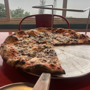 Pizza de hongos, parmesano