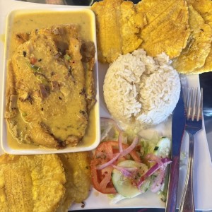 Flet de Corvina Grande con salsa caribeño con patacones y arroz