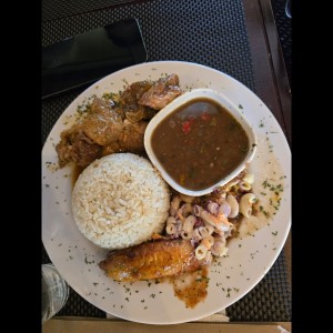 Comida con puerco guisado 