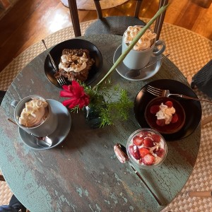 Chocolate con malvavisco, tartaleta de fresa, fresa con crema y dulcr de guineo